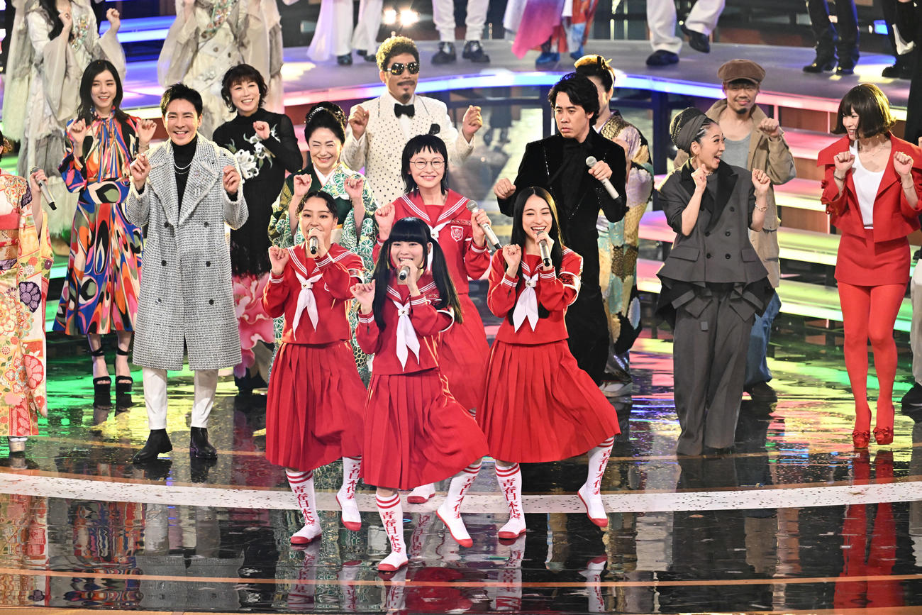 紅白歌合戦で熱唱する新しい学校のリーダーズ（撮影・滝沢徹郎）
