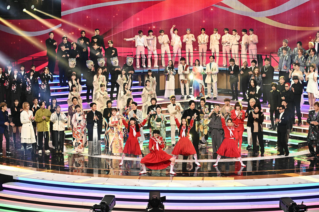 紅白歌合戦で熱唱する新しい学校のリーダーズ（手前中央）（撮影・滝沢徹郎）
