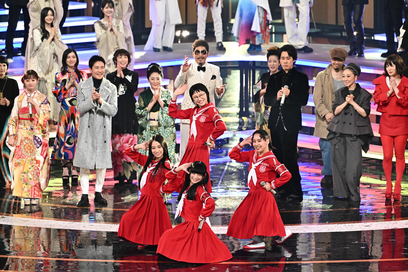 紅白歌合戦で熱唱する新しい学校のリーダーズ（撮影・滝沢徹郎）