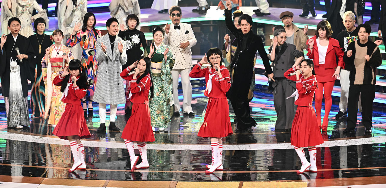 紅白歌合戦で熱唱する新しい学校のリーダーズ（撮影・滝沢徹郎）