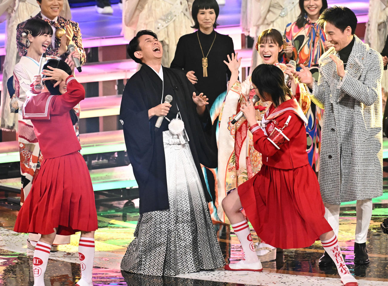 紅白歌合戦で司会の有吉弘行（左から3人目）は新しい学校のリーダーズに絡まれて爆笑（撮影・滝沢徹郎）