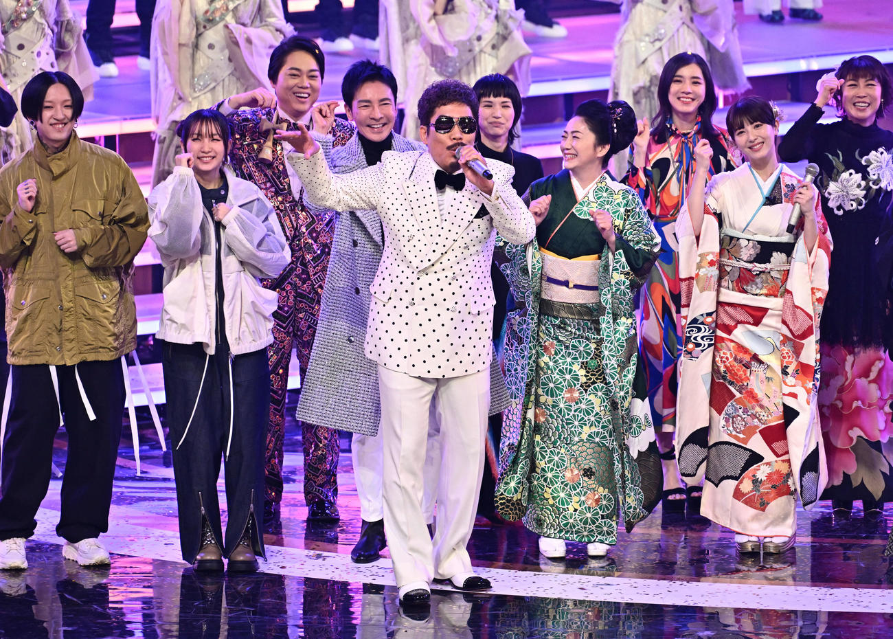 紅白歌合戦で熱唱する鈴木雅之（手前）（撮影・滝沢徹郎）