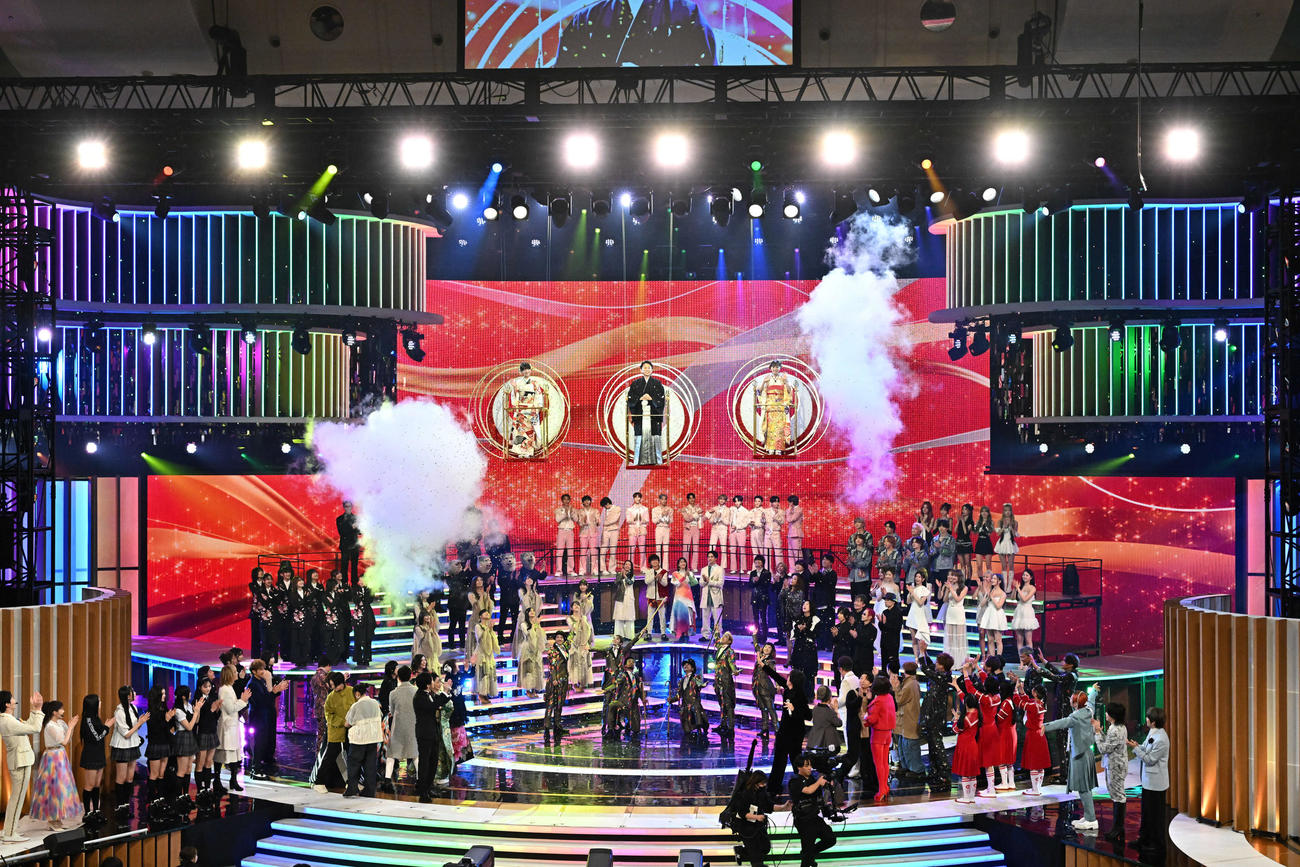 オープニングでゴンドラに乗って搭乗する紅白歌合戦の司会者たち。左から浜辺美波、有吉弘行、橋本環奈（撮影・滝沢徹郎）