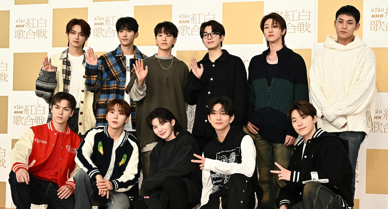 記念撮影するSEVENTEEN。前列左からバーノン、スングァン、ウジ、ジョシュア、ディノ、後列左からジュン、ドギョム、ホシ、ウォヌ、ディエイト、ミンギュ（2023年12月撮影）