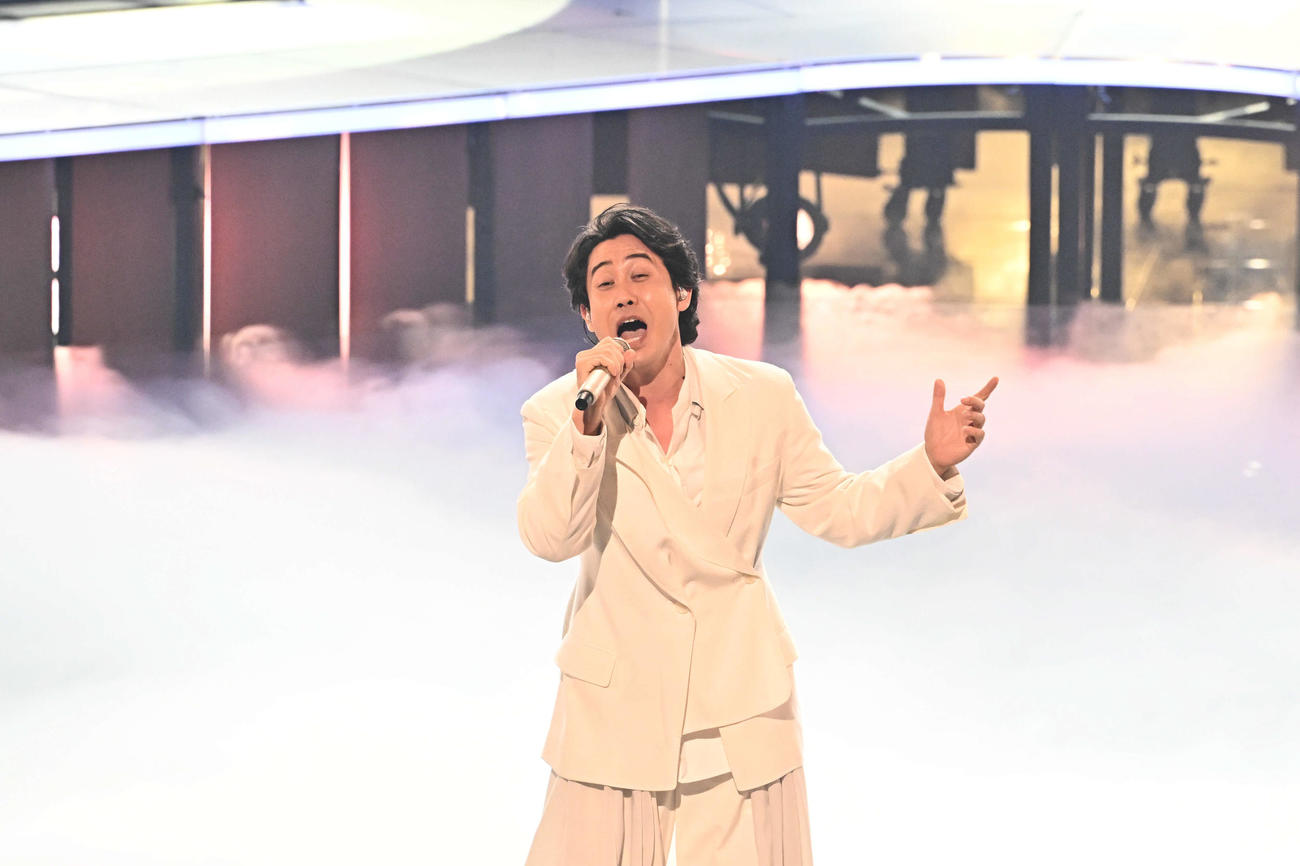 紅白歌合戦で熱唱する大泉洋（撮影・滝沢徹郎）