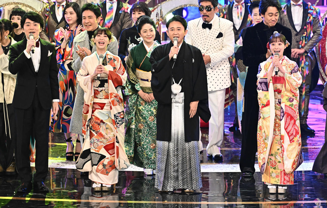 紅白歌合戦であいさつする司会者たち。手前左から高瀬耕造アナウンサー、浜辺美波、有吉弘行、橋本環奈（撮影・滝沢徹郎）