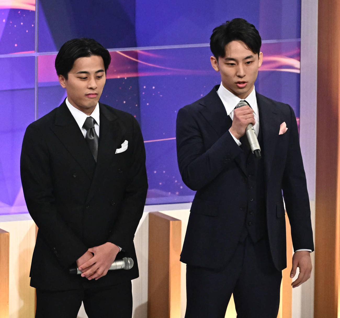紅白歌合戦でW杯を振り返るバスケットボール日本代表の河村（右）と富樫（撮影・滝沢徹郎）