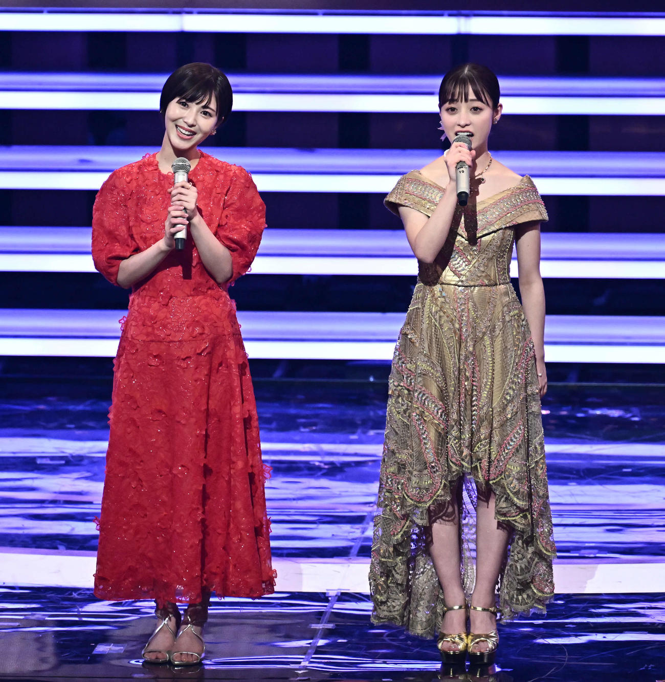 紅白歌合戦で熱唱する浜辺美波（左）と橋本環奈（撮影・滝沢徹郎）