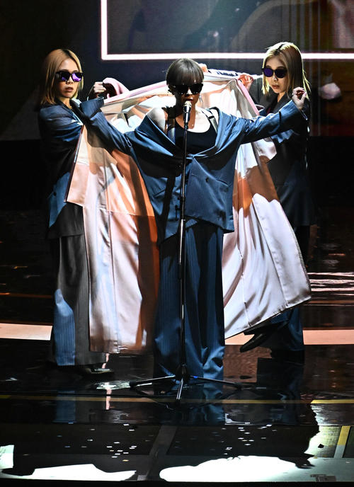 紅白歌合戦】椎名林檎、黒のタンクトップで大人のムード漂わせる