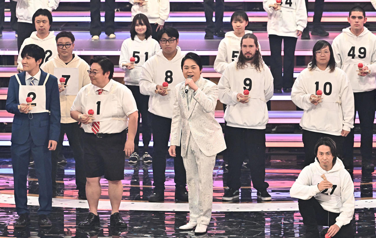 紅白歌合戦で熱唱する三山ひろし（手前右から3人目）（撮影・滝沢徹郎）