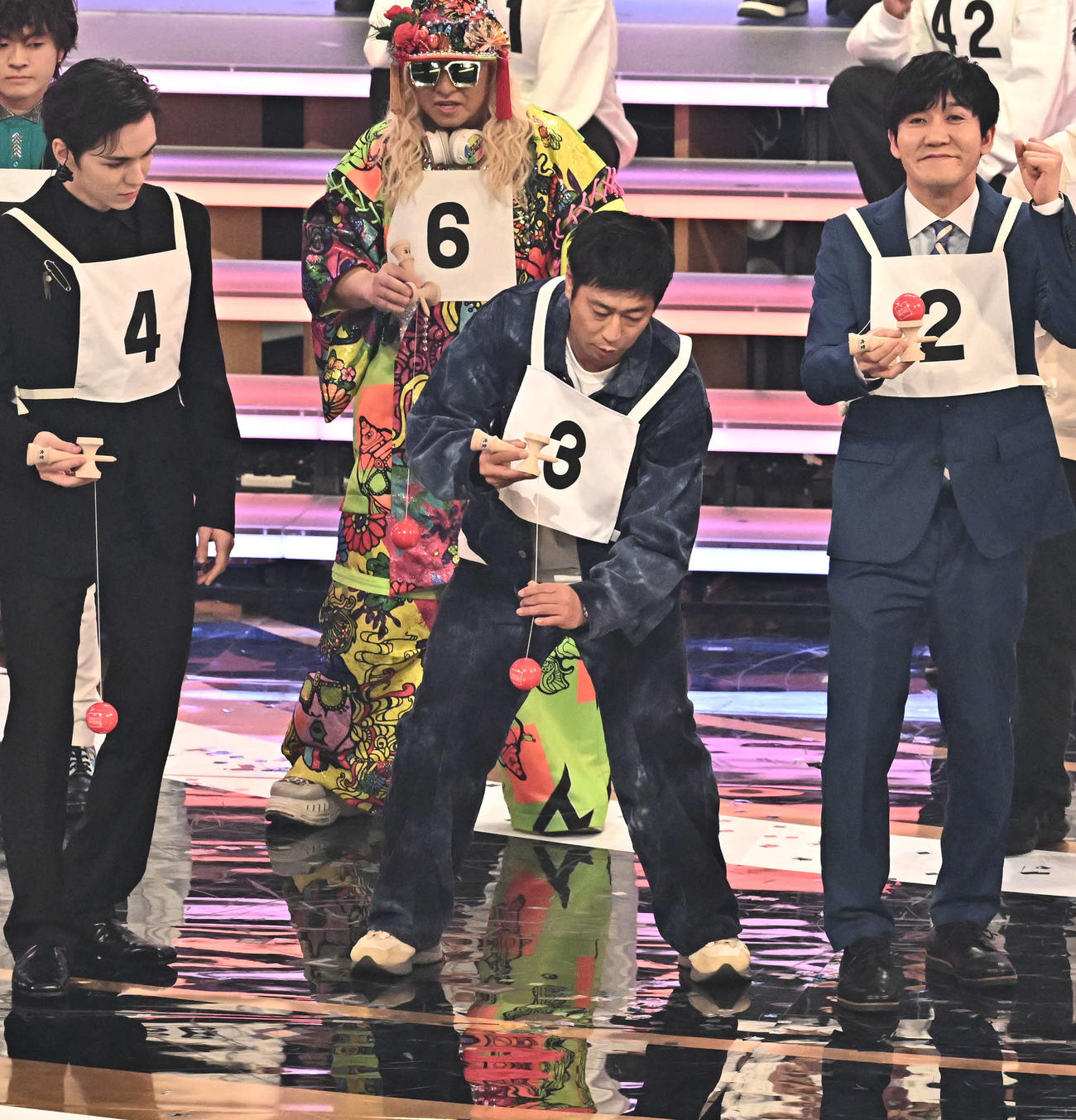 紅白歌合戦でけん玉に失敗するパンサー尾形（右から2人目）（撮影・滝沢徹郎）