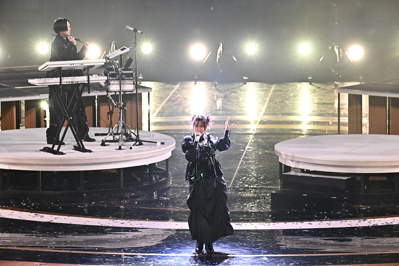 紅白歌合戦で熱唱するYOASOBI（撮影・滝沢徹郎）