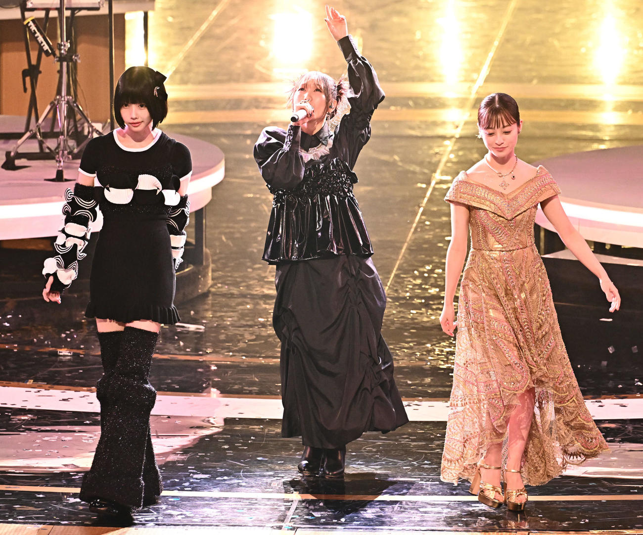 紅白歌合戦で熱唱するYOASOBI。左はano、右は橋本環奈（撮影・滝沢徹郎）
