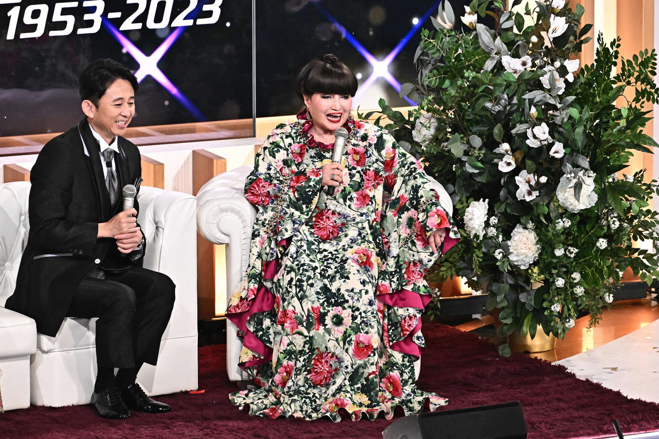紅白歌合戦で曲紹介をする黒柳徹子。左は有吉弘行（撮影・滝沢徹郎）