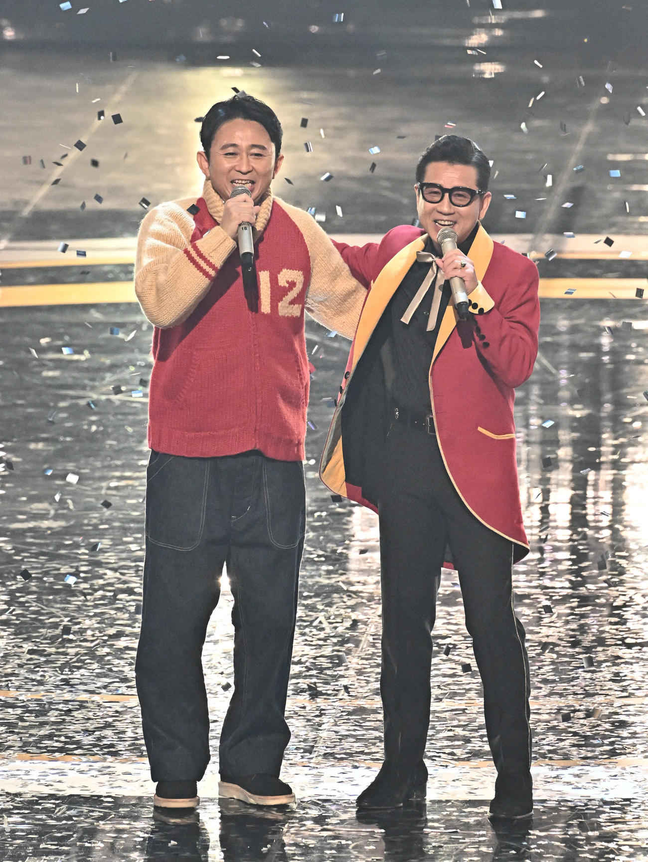 紅白歌合戦で熱唱する有吉弘行。右は藤井フミヤ（撮影・滝沢徹郎）