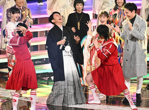 紅白歌合戦】有吉弘行「白い雲のように」を藤井フミヤと披露 猿岩石 