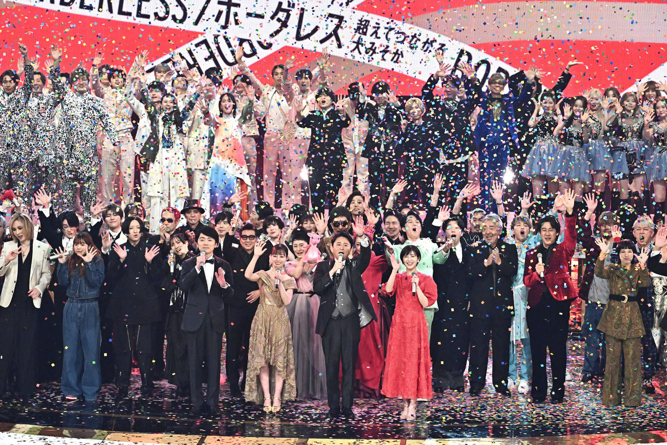エンディングで手を振る有吉弘行（手前中央）ら出演者ら（撮影・滝沢徹郎）
