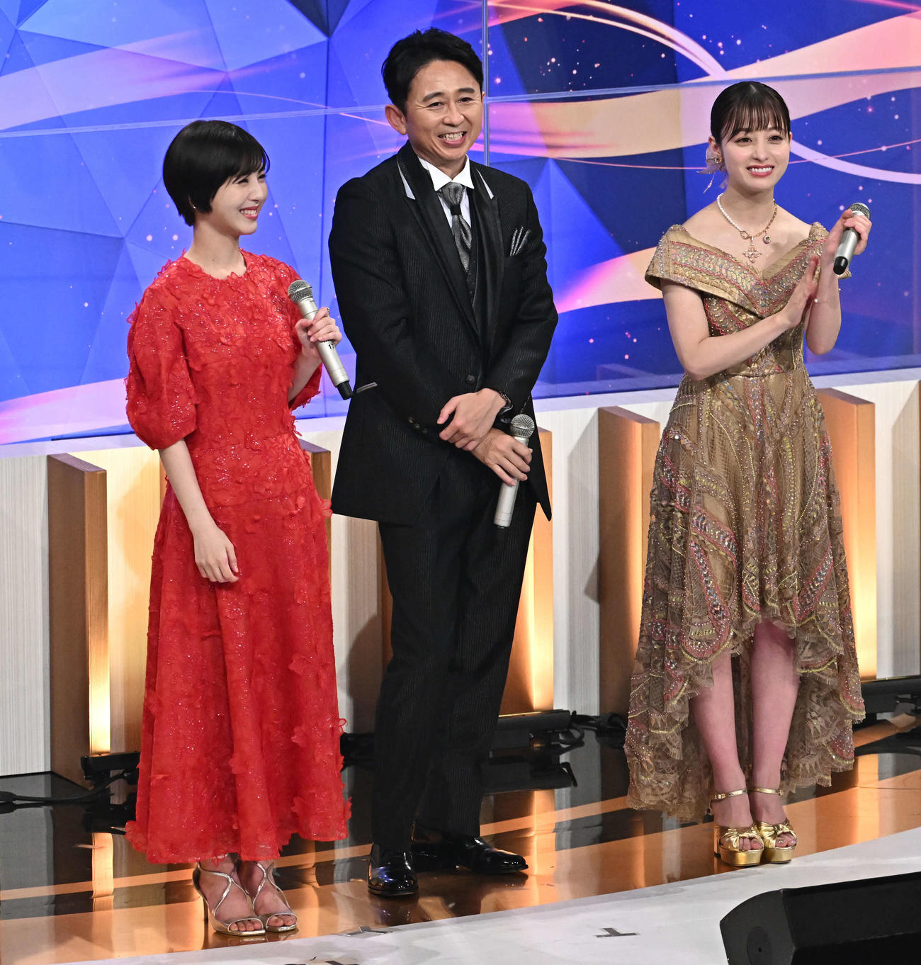 紅白歌合戦でアーティストのパフォーマンスを楽しむ浜辺美波（左）有吉弘行（中央）橋本環奈（撮影・滝沢徹郎）