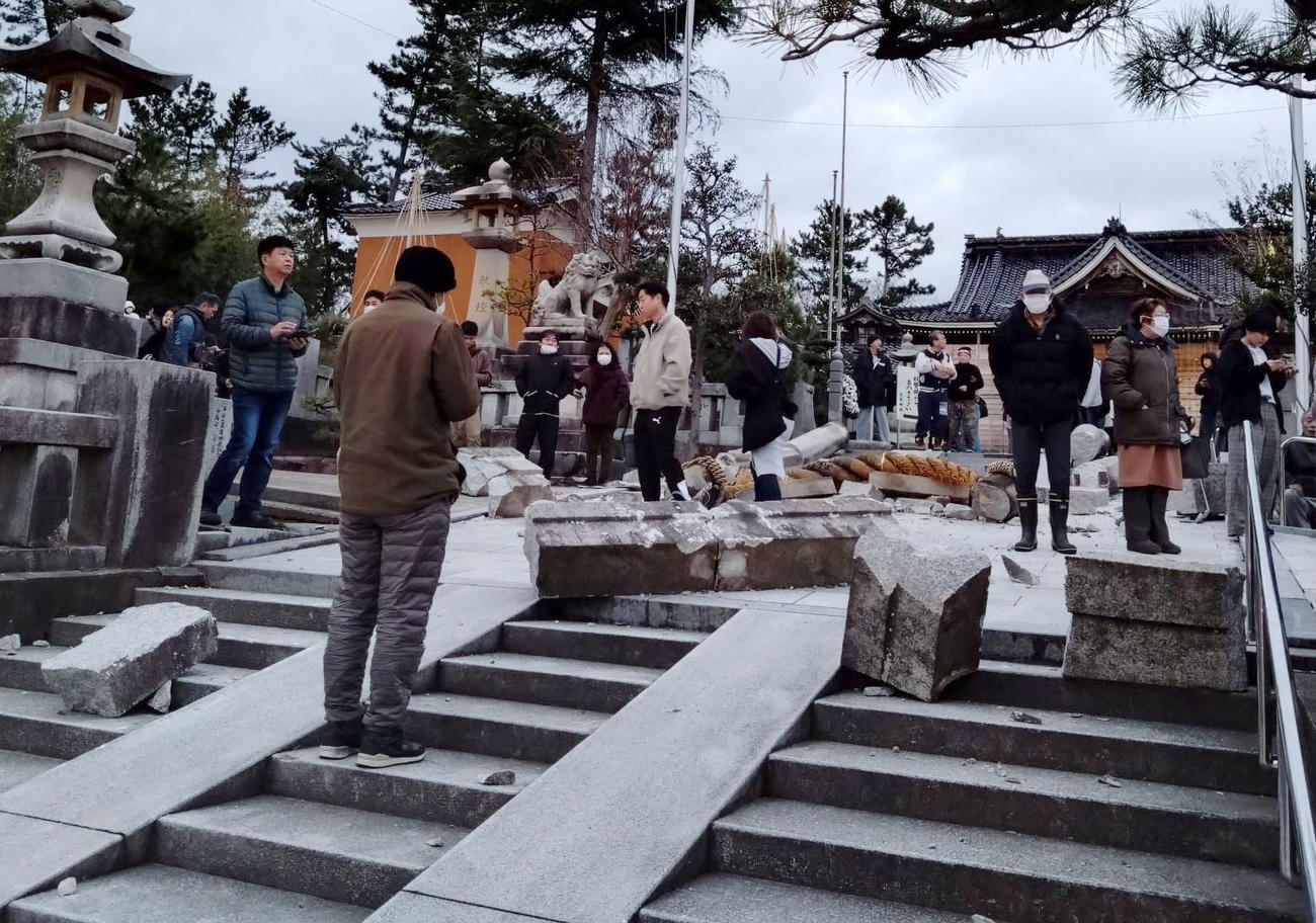 地震で鳥居が倒壊するなどした金沢市の大野日吉神社＝1日午後4時50分ごろ（共同）