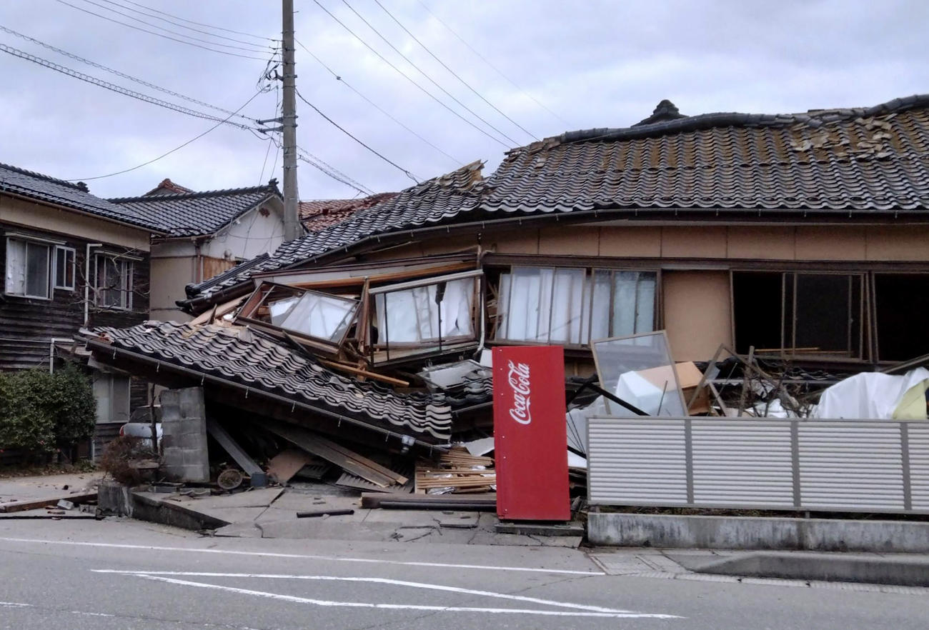 地震で倒壊した家屋＝1日午後4時36分、石川県輪島市（共同）