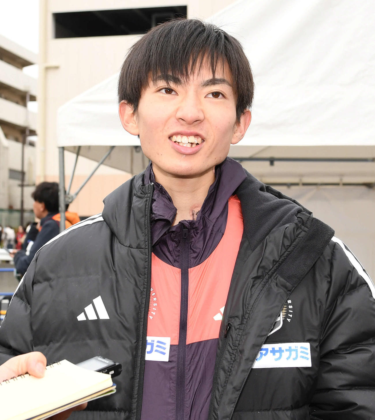 レースを振り返る国学院大2区平林（撮影・山崎安昭）