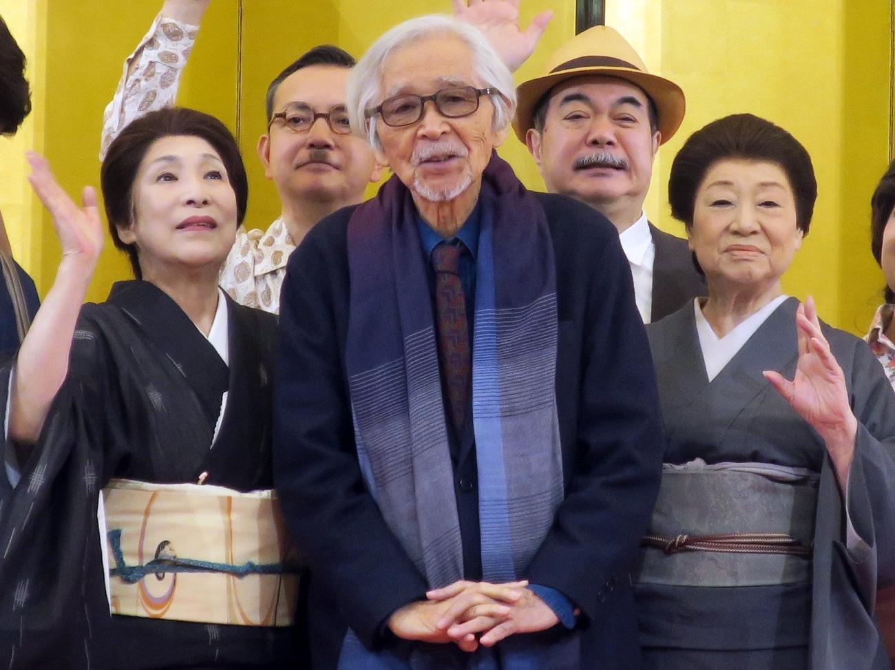 初春新派公演「東京物語」初日会見で。前列左から、波乃久里子、山田洋次監督、水谷八重子