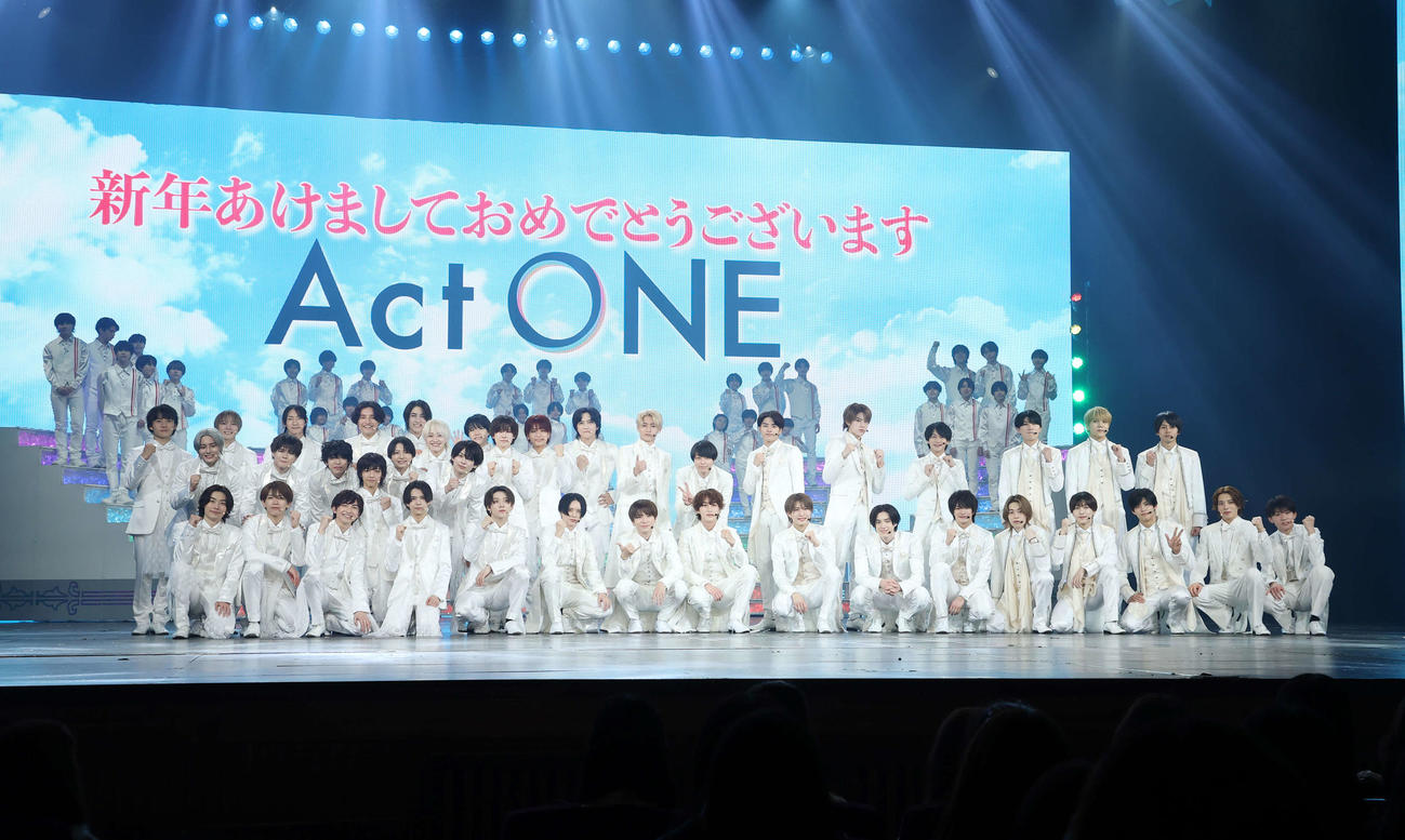 Act ONE開幕記念で写真に納まる、左から少年忍者、HiHi Jets、美　少年、7 MEN　侍（撮影・鈴木正人）