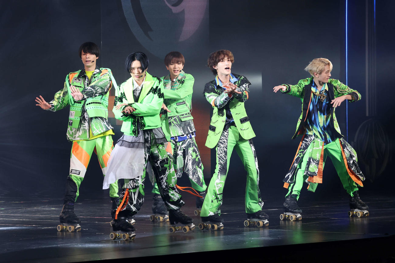 華麗なパフォーマンスを披露するHiHi Jets。左から作間龍斗、井上瑞稀、高橋優斗、橋本涼、猪狩蒼弥（撮影・鈴木正人）