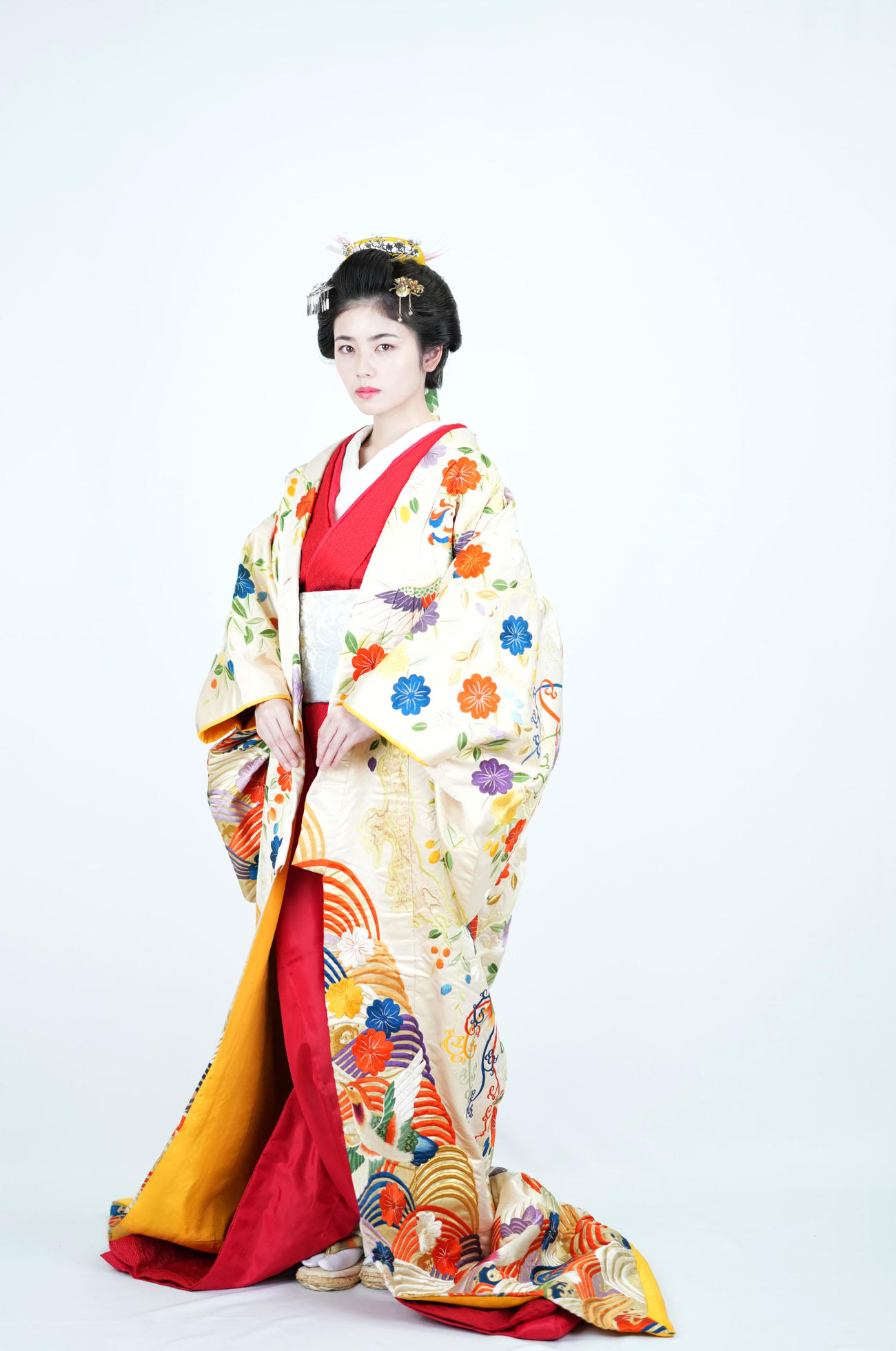 「大奥」さながらの美しさの中、妖しげな光をまといながらカメラを見つめる小芝風花（撮影・横山健太）