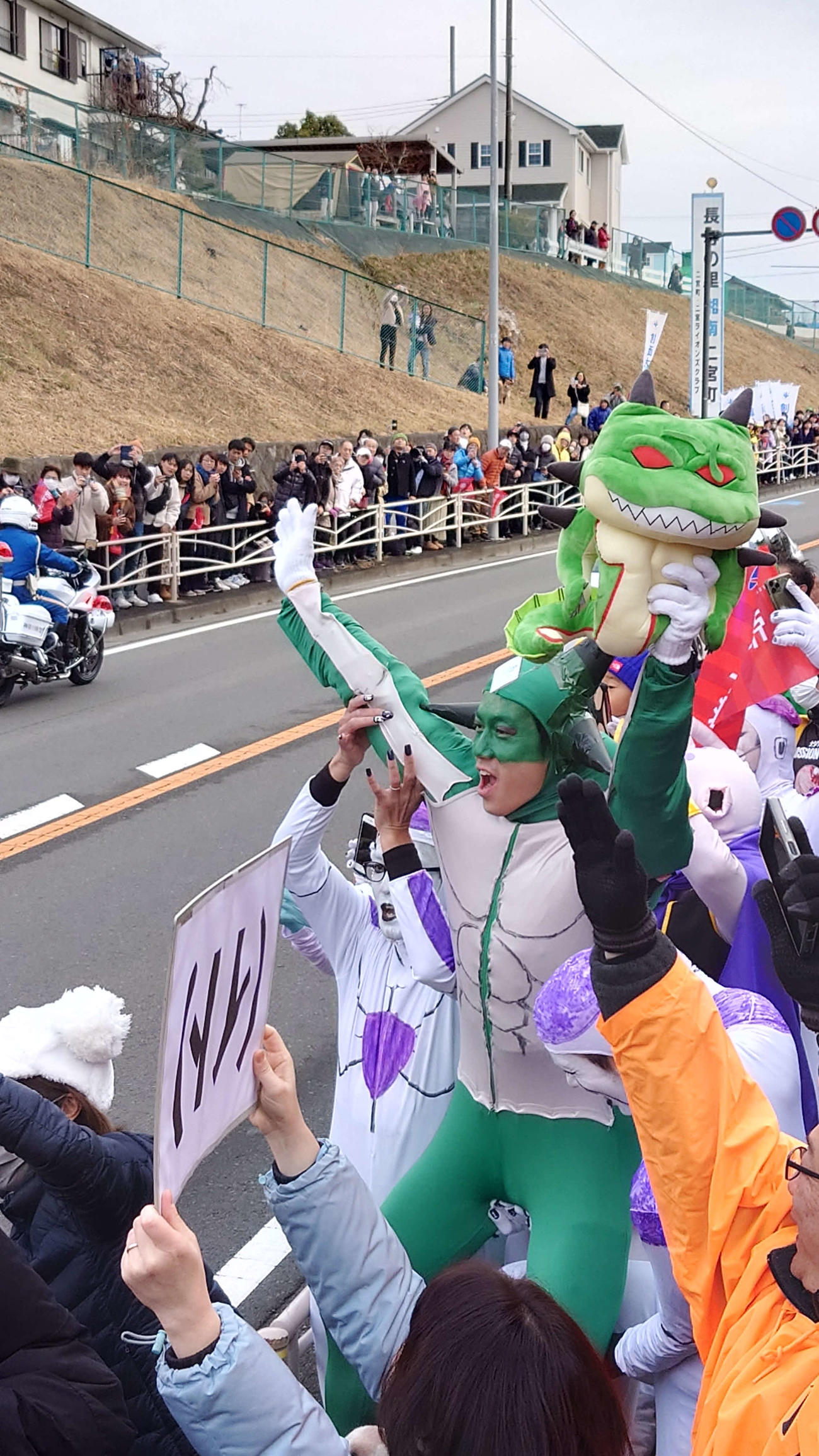 ラグビーのラインアウト版の応援（撮影・寺沢卓）