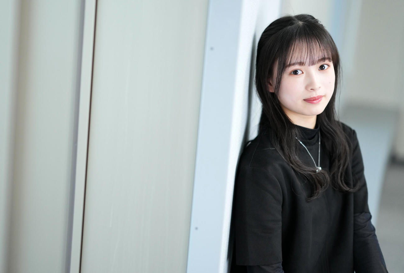 透き通った瞳でカメラを見つめる大和奈央（撮影・横山健太）