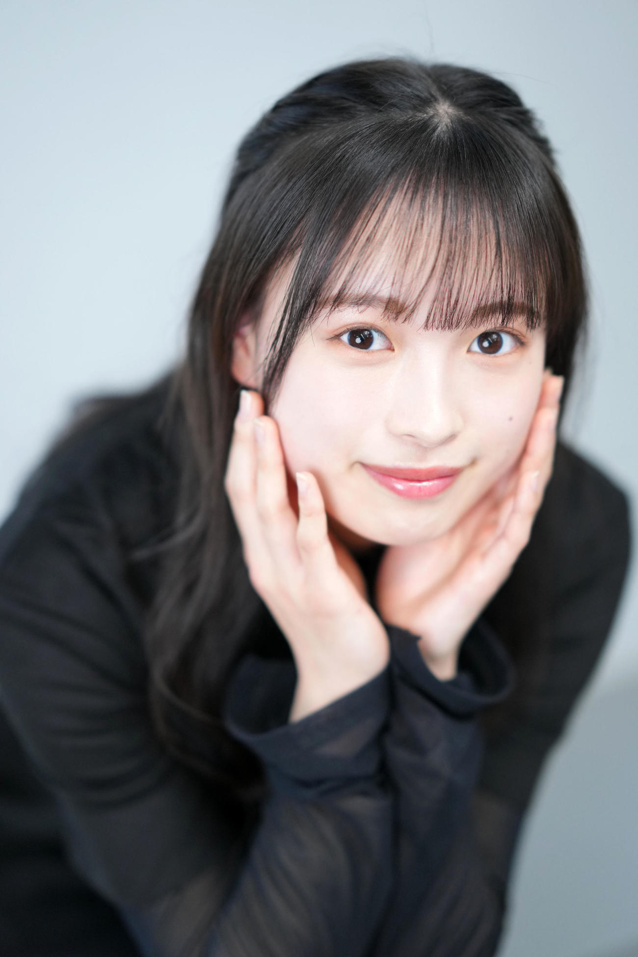 透き通った瞳でカメラを見つめる大和奈央（撮影・横山健太）