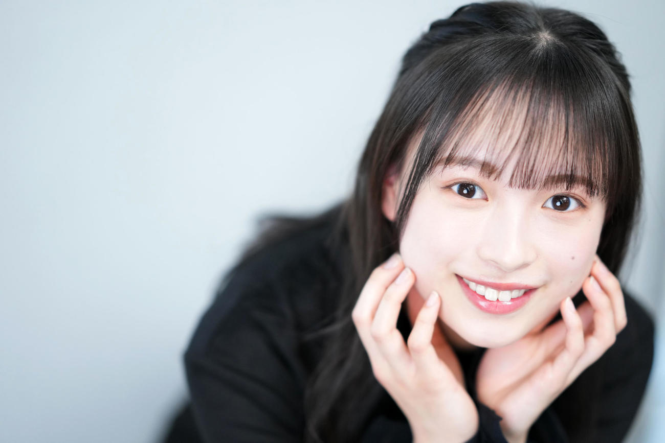 透き通った瞳でカメラを見つめる大和奈央（撮影・横山健太）