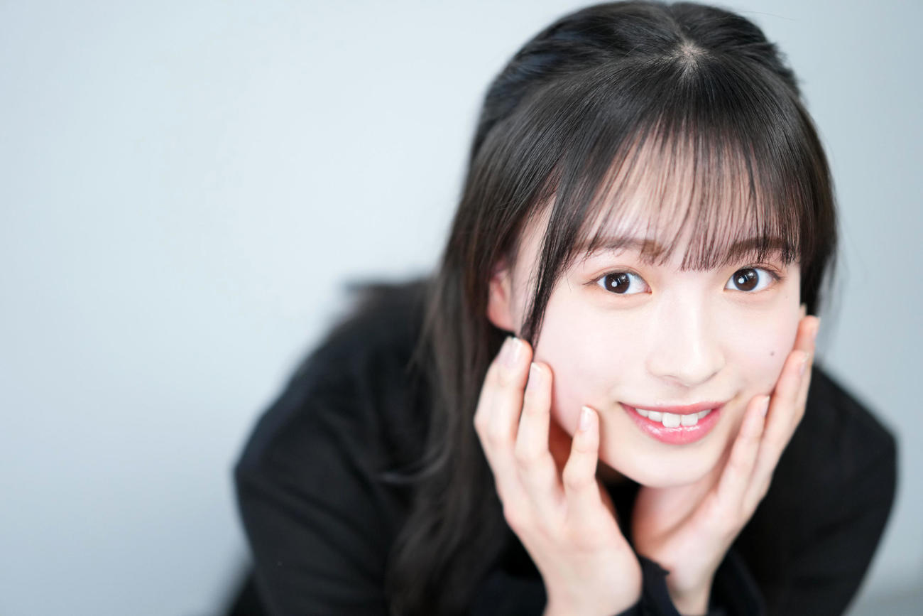透き通った瞳でカメラを見つめる大和奈央（撮影・横山健太）
