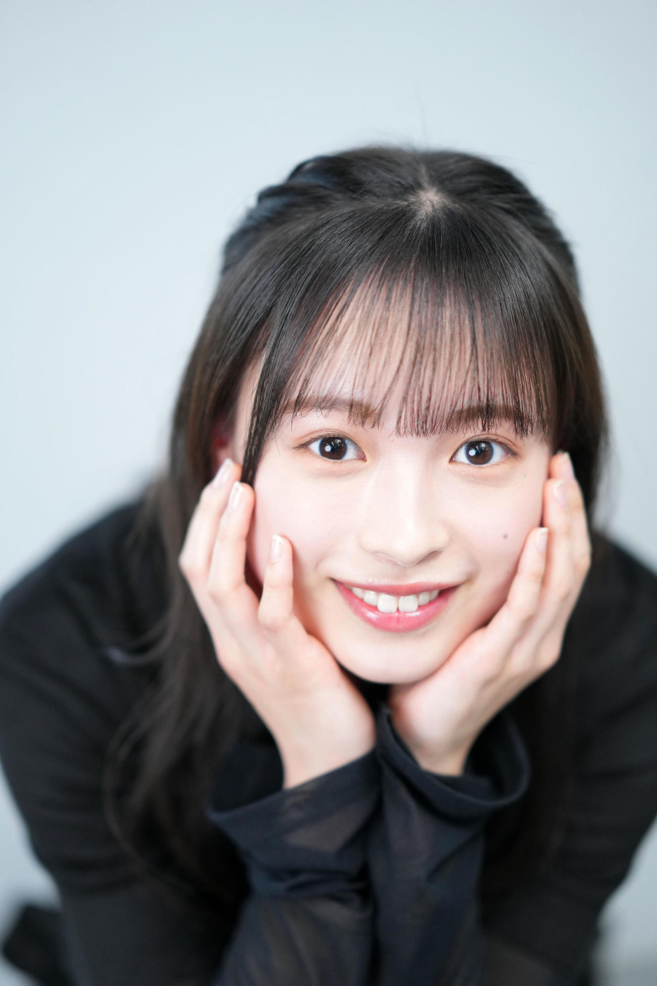 透き通った瞳でカメラを見つめる大和奈央（撮影・横山健太）