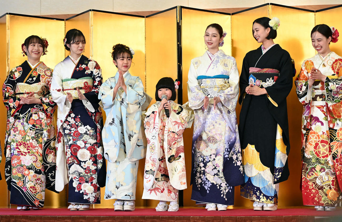 報道陣との質疑応答で永尾柚乃（中央）の絶妙な切り返しに笑顔を見せる登壇者。左から其原有沙、紺野彩夏、浅田芭路、1人おいて結城モエ、白河れい、新関碧（撮影・たえ見朱実）