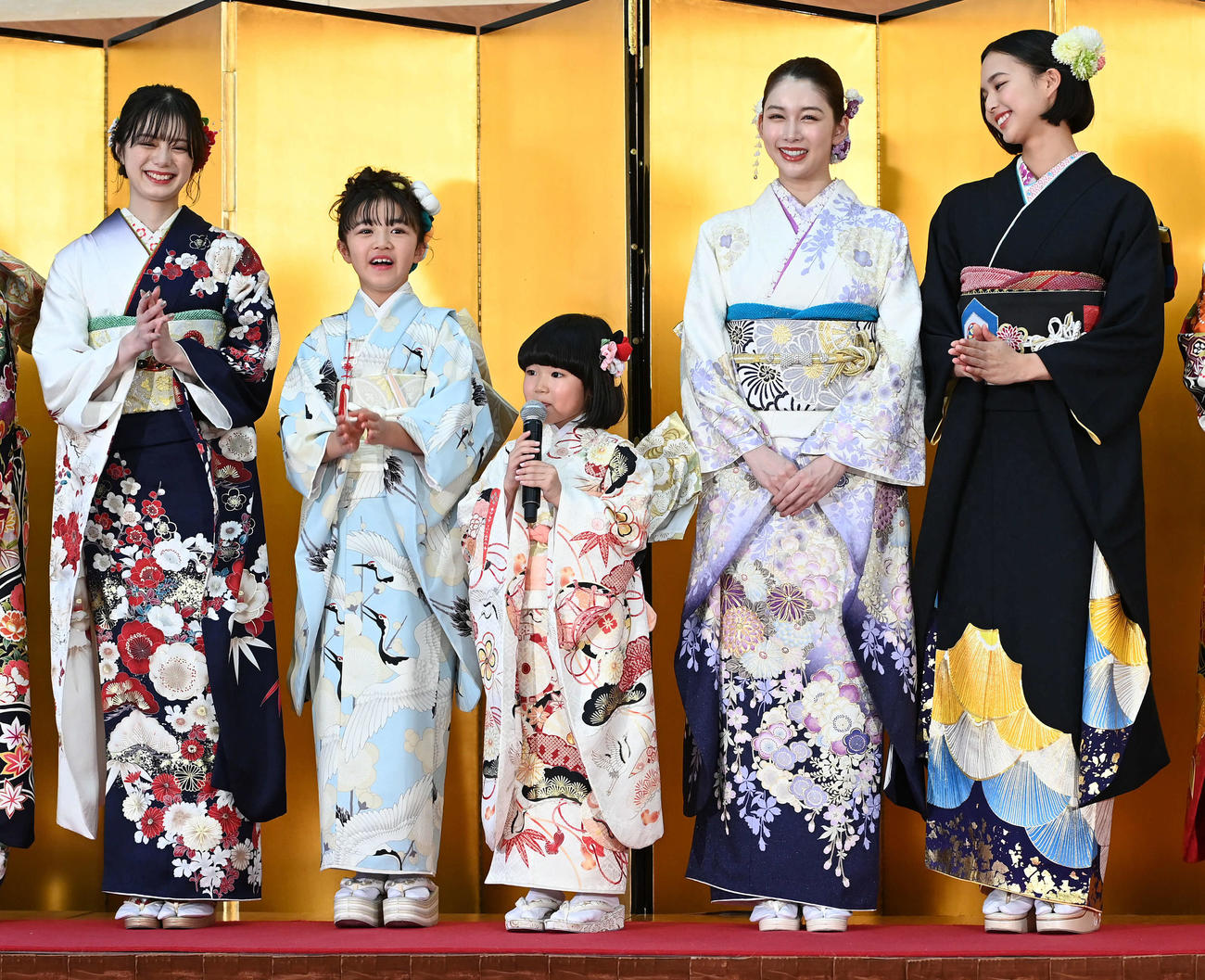 報道陣との質疑応答で永尾柚乃（中央）の絶妙な切り返しに笑顔を見せる登壇者。左から紺野彩夏、浅田芭路、1人おいて結城モエ、白河れい（撮影・たえ見朱実）
