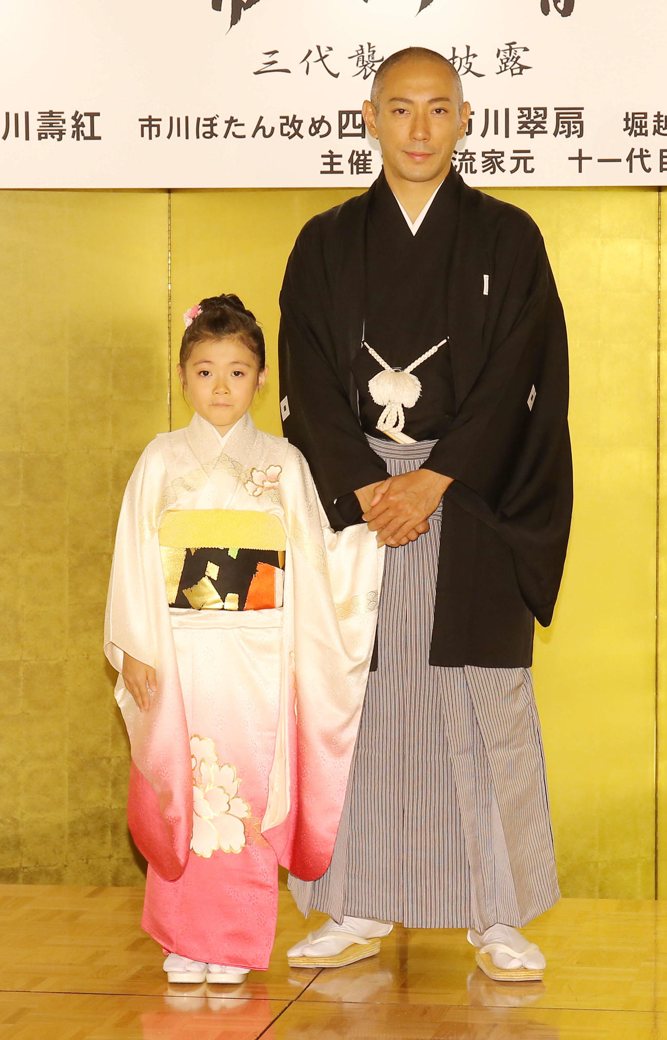 市川海老蔵（右）は長女麗禾ちゃんの手をしっかりと握りしめ写真に納まる（2019年5月撮影）