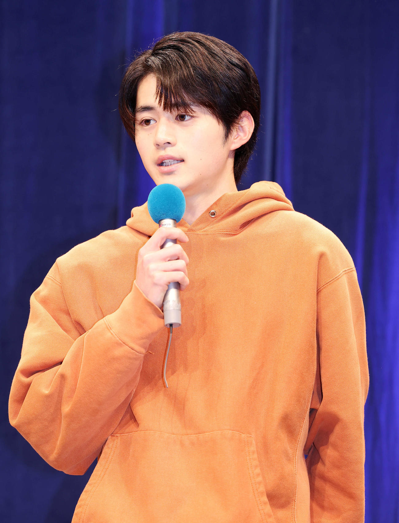 ドラマ「闇バイト家族」記者会見であいさつする鈴鹿央士（撮影・鈴木正人）