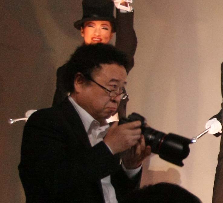 宝塚歌劇団・雪組「ロック・オン」サヨナラ公演　雪組公演を撮影する篠山紀信氏（2010年6月撮影）