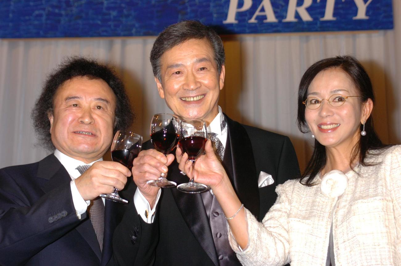 文化庁長官賞受賞記念パーティーで、篠山紀信氏（左）は、妻の南沙織（右）、酒井政利さん（中央）と乾杯する(2006年3月撮影)

