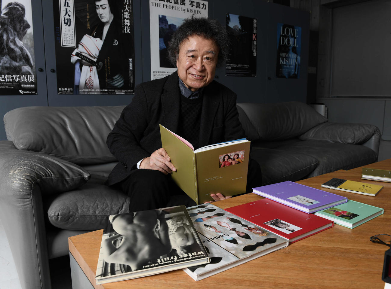 自身の写真集を前に笑顔を見せる篠山紀信氏（2019年1月撮影）
