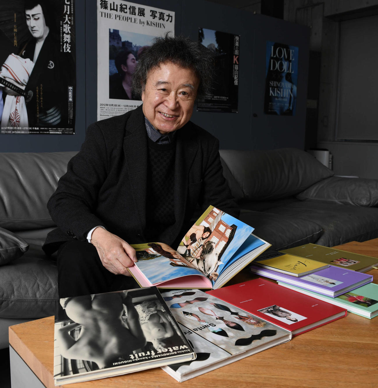 19年1月、自身の写真集を前に笑顔を見せる篠山紀信さん