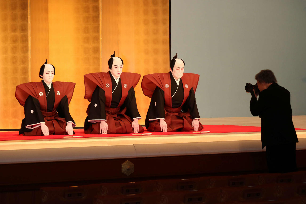 松本幸四郎（右）、市川染五郎（中央）、松本金太郎は来年の襲名に向け、篠山紀信氏による口上写真の撮影を行った（2017年3月撮影）