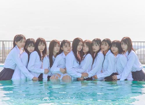 乃木坂46の5期生写真集の先行カット。左から五百城茉央、池田瑛紗、岡本姫奈、小川彩、川崎桜、井上和、菅原咲月、一ノ瀬美空、奥田いろは、中西アルノ、冨里奈央（撮影／Sakai　De　Jun）