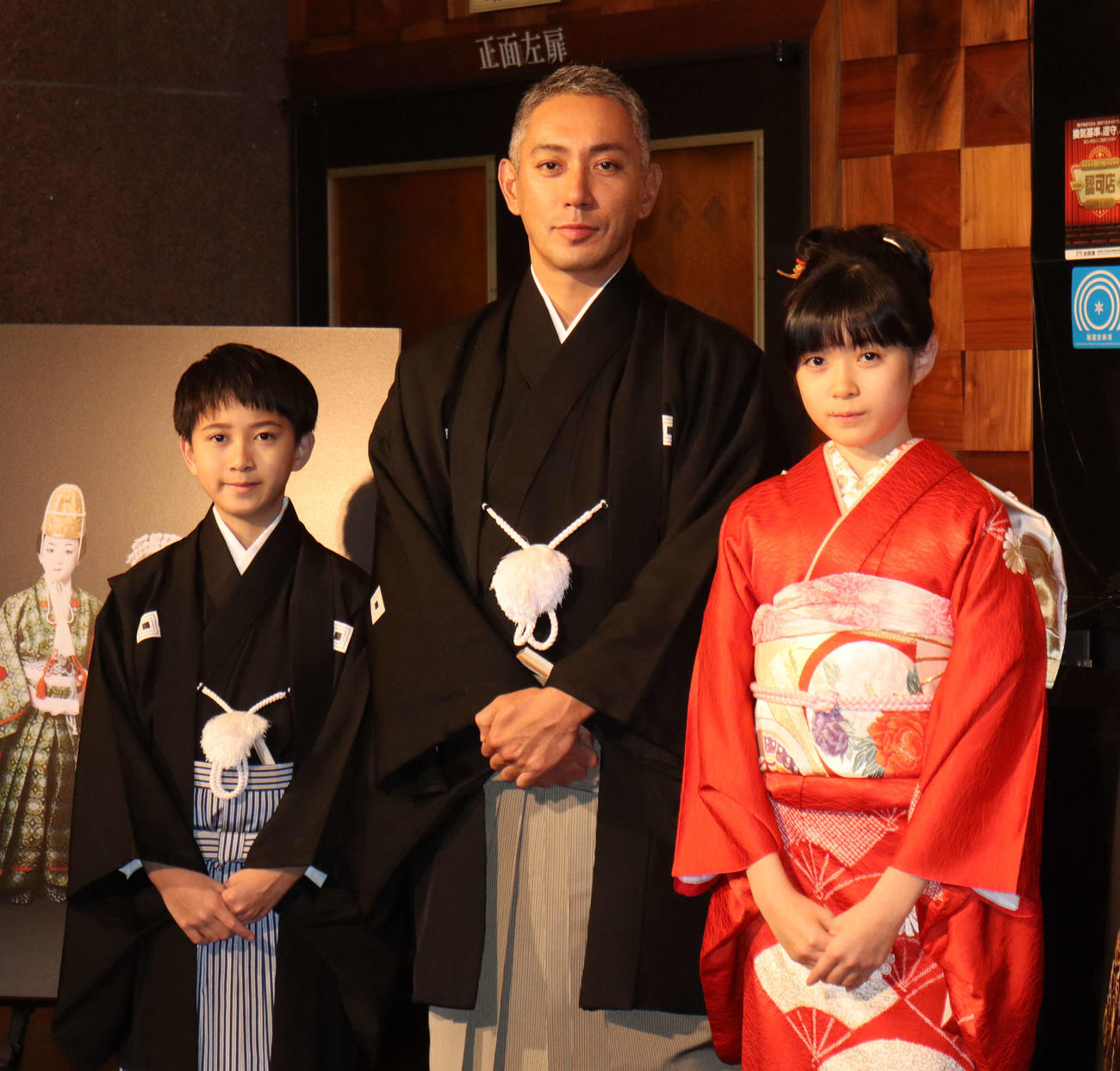 「平家女護嶋　恩愛麻絲央源平　SANEMORI PART2－」の公開舞台稽古を行った、左から市川新之助、市川團十郎、市川ぼたん