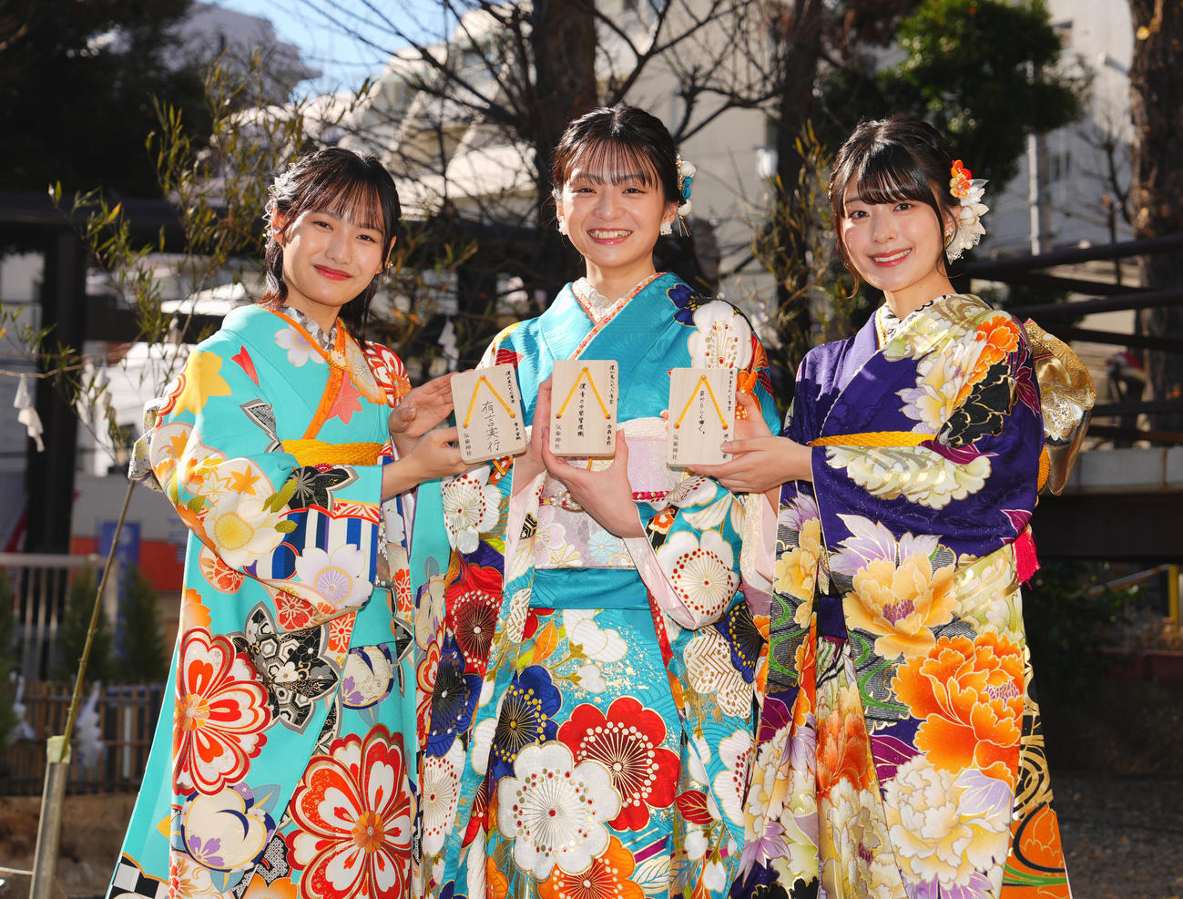 僕青メンバー成人式で絵馬を手に記念写真に納まる、左から青木宙帆、西森杏弥、持永真奈（撮影・菅敏）