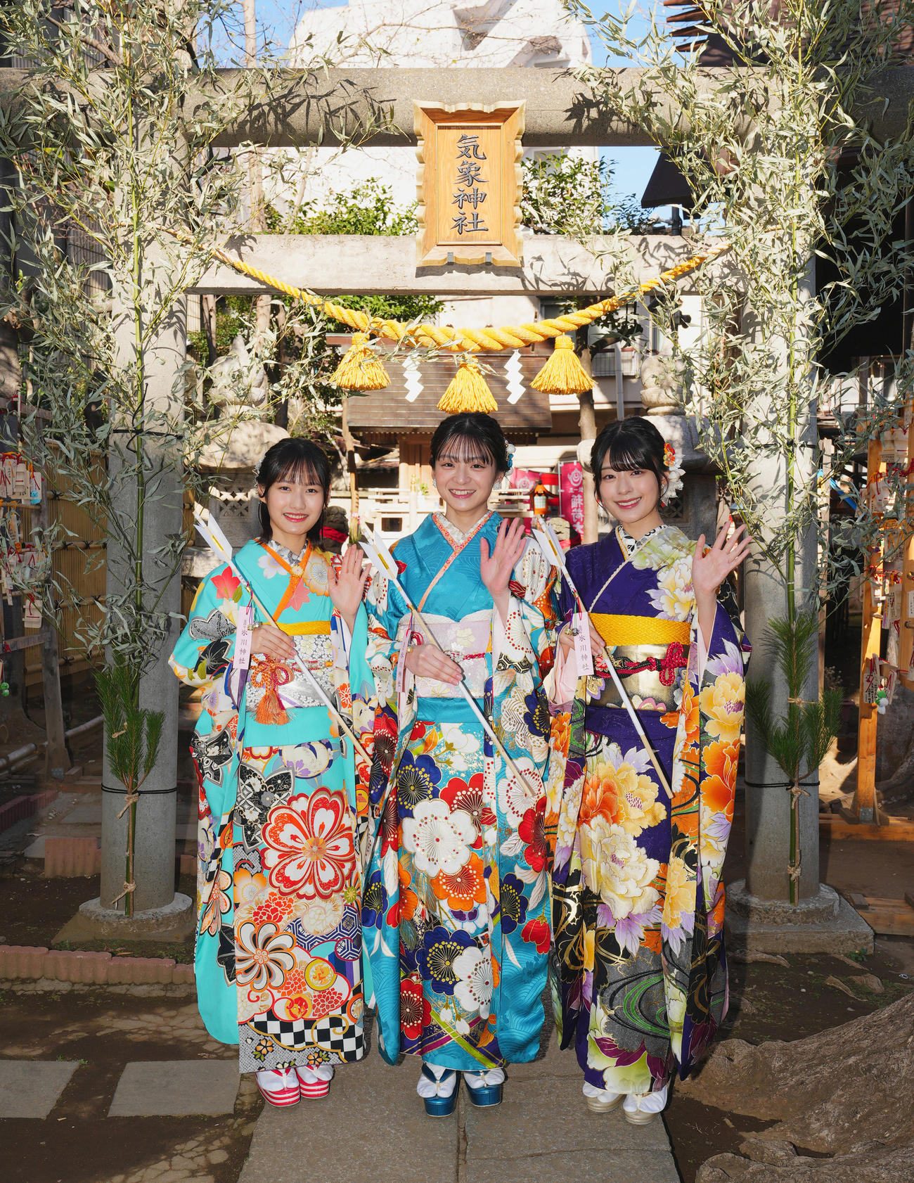 僕青メンバー成人式で記念写真に納まる、左から青木宙帆、西森杏弥、持永真奈（撮影・菅敏）