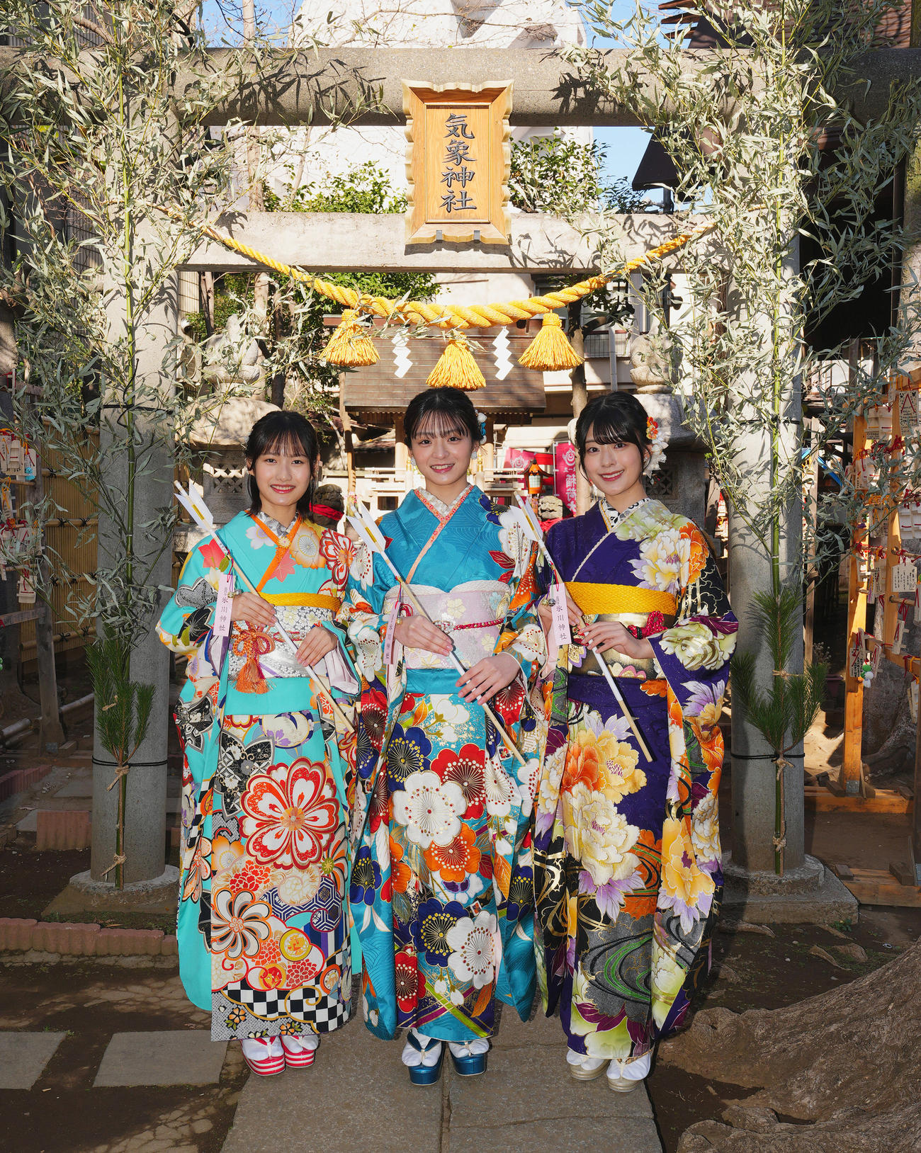 僕青メンバー成人式で記念写真に納まる、左から青木宙帆、西森杏弥、持永真奈（撮影・菅敏）