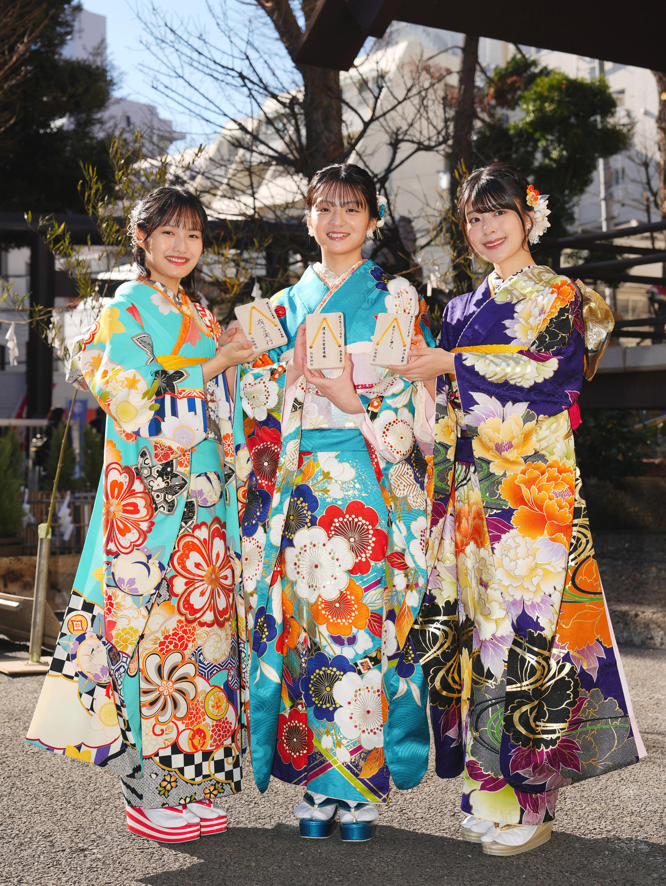 僕青メンバー成人式で絵馬を手に記念写真に納まる、左から青木宙帆、西森杏弥、持永真奈（撮影・菅敏）